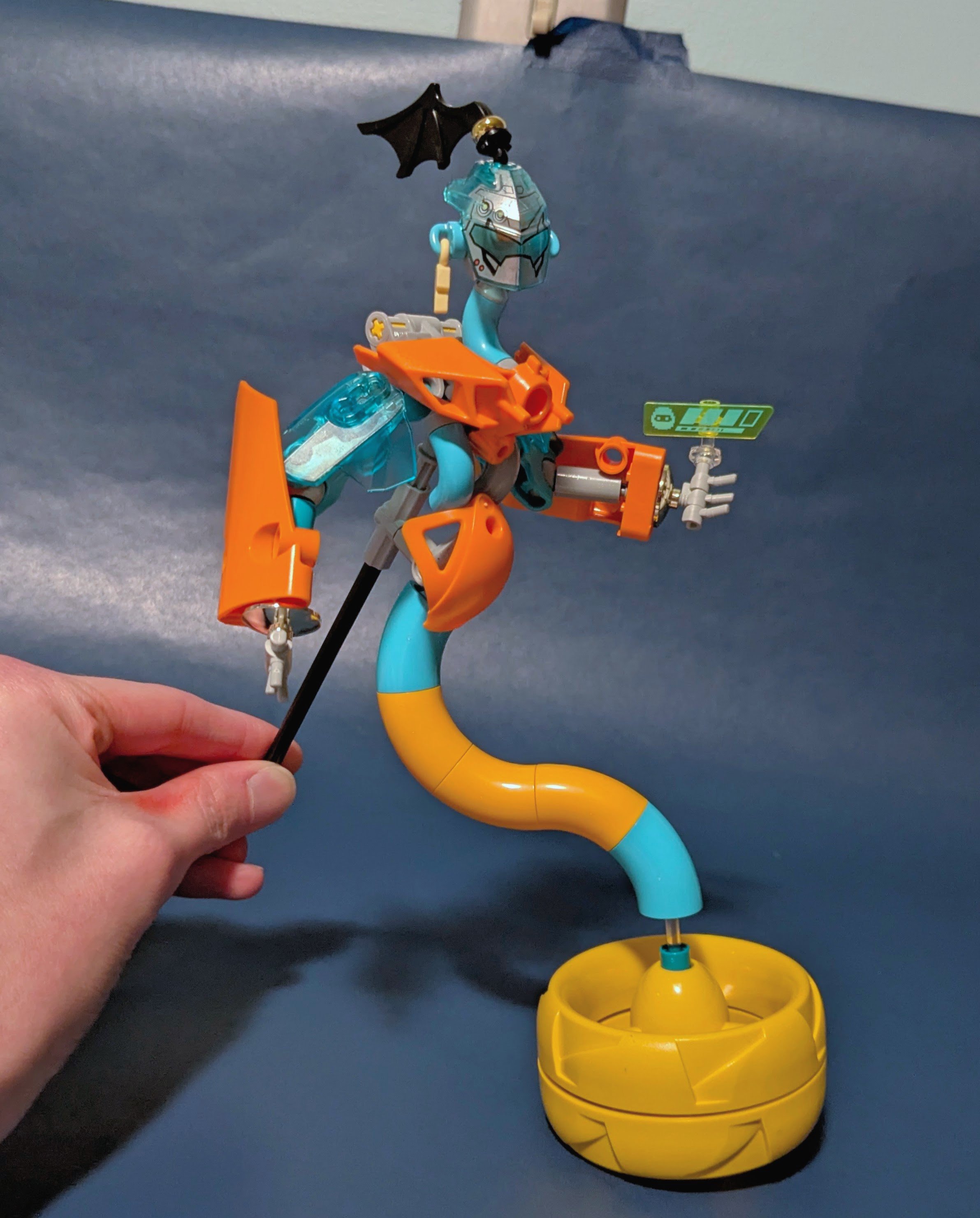 Figure with tube-like azure tail in place of legs (original color scheme)